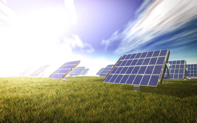 medio ambiente con paneles solares