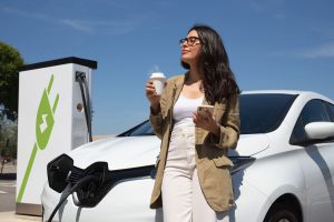 mujer en viaje en coche eléctrico